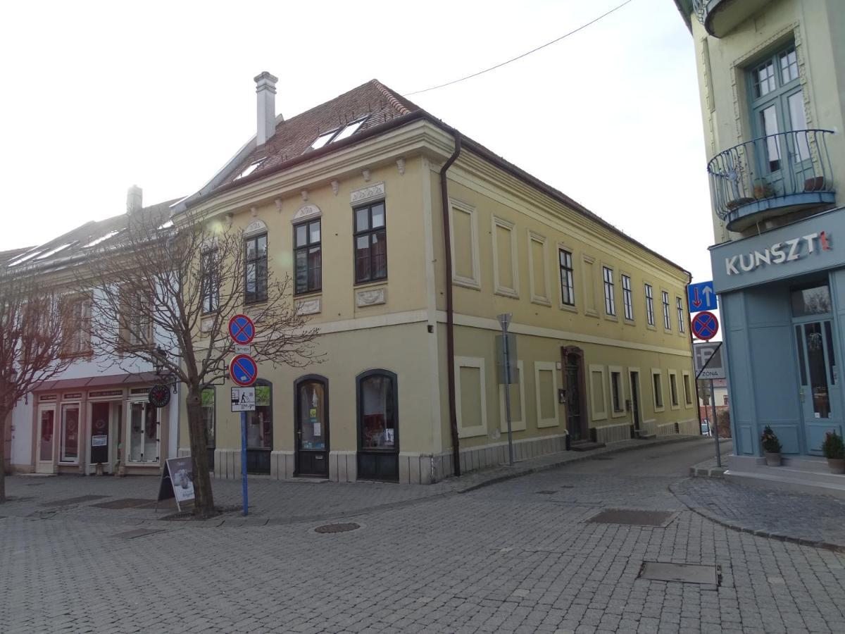 Ovaros Apartman Veszprém Exteriör bild