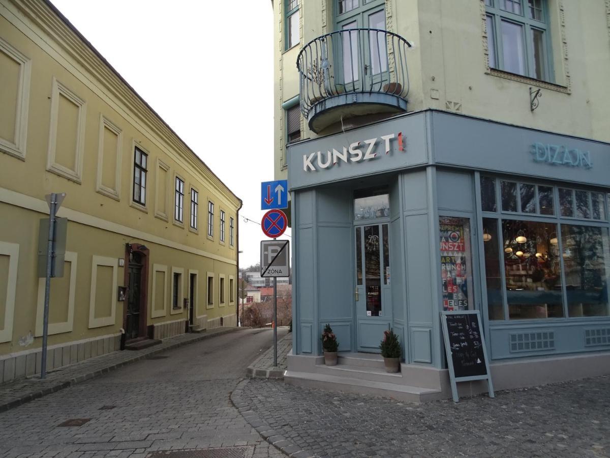 Ovaros Apartman Veszprém Exteriör bild