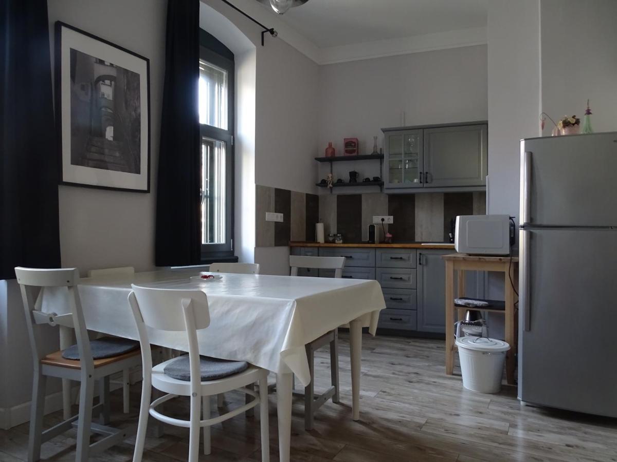 Ovaros Apartman Veszprém Exteriör bild
