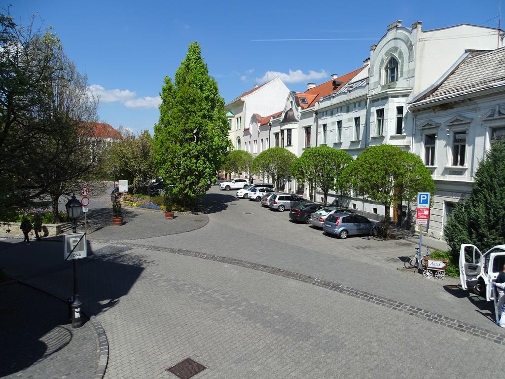 Ovaros Apartman Veszprém Exteriör bild