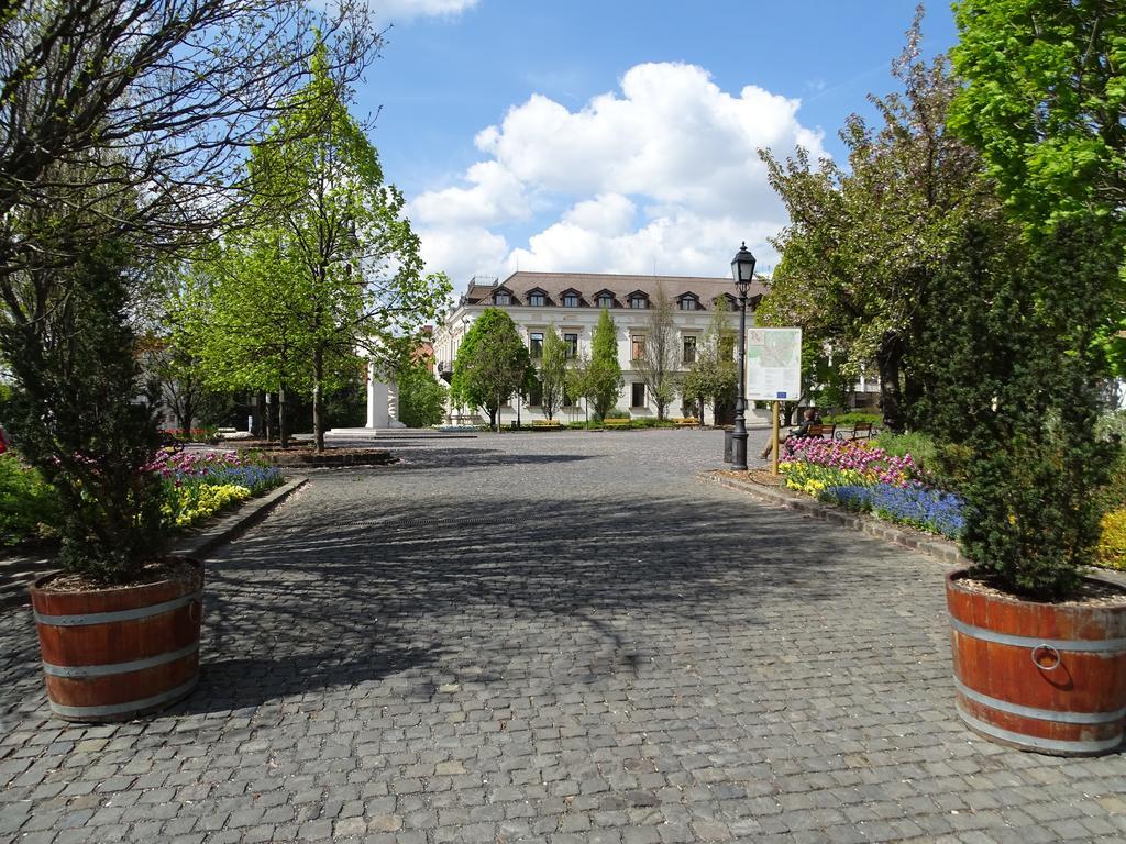 Ovaros Apartman Veszprém Exteriör bild